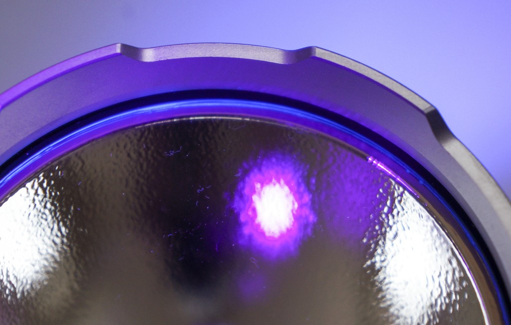 Уплотнительное кольцо фонаря Acebeam K60 светится под ультрафиолетом