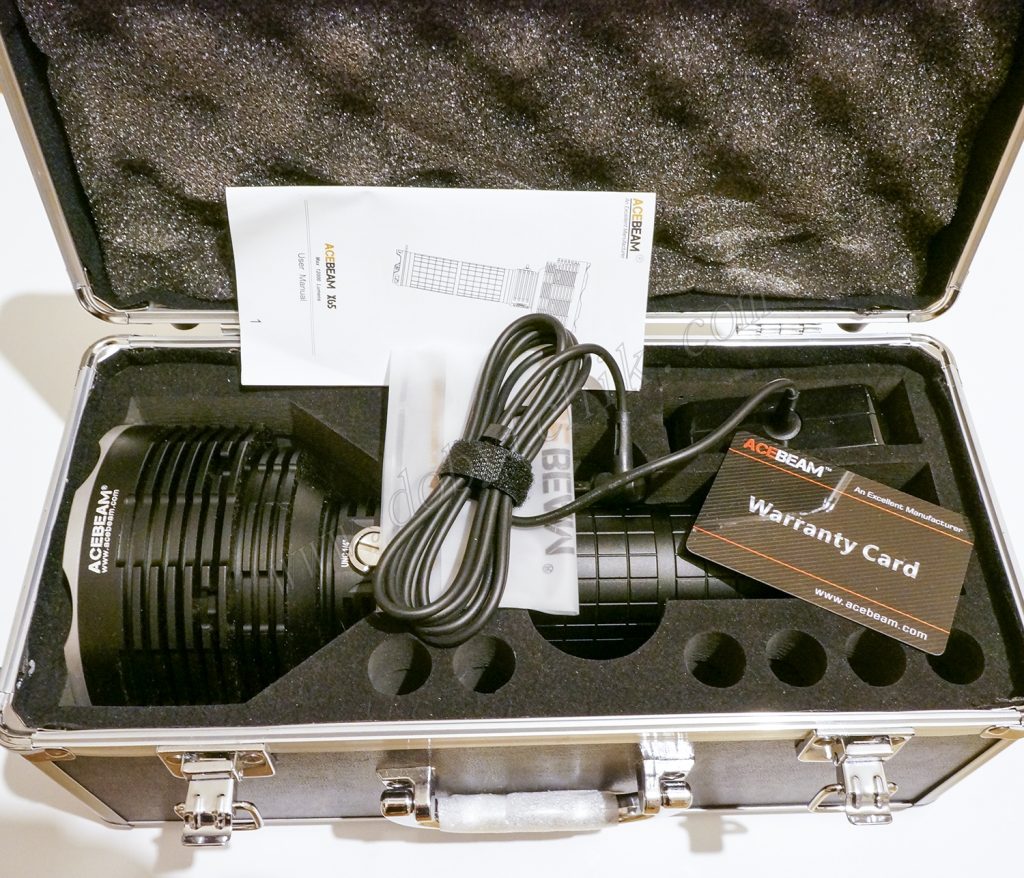 Содержимое комплектного чемоданчика светодиодного поисковика Acebeam X65
