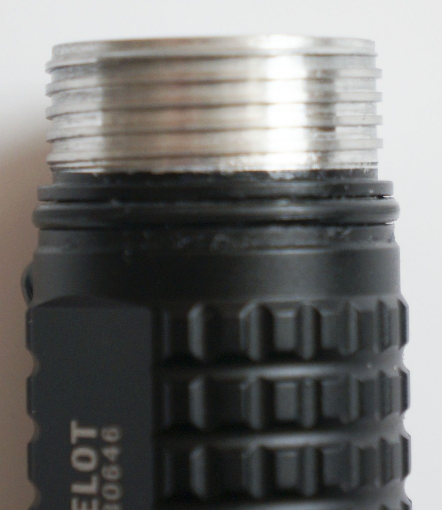 Качественно нарезанная резьба обработана силиконовой смазкой у фонарика Olight M23 Javelot 