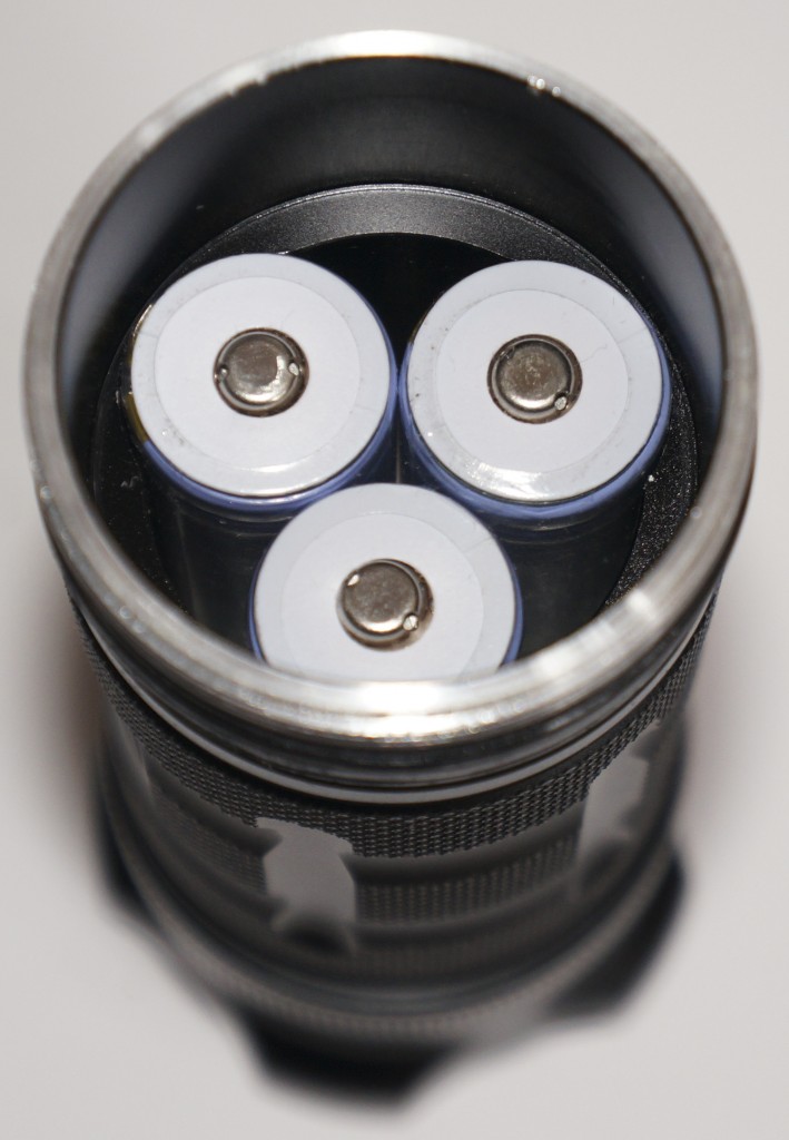 Аккумуляторы в фонаре дайвера Xtar D35