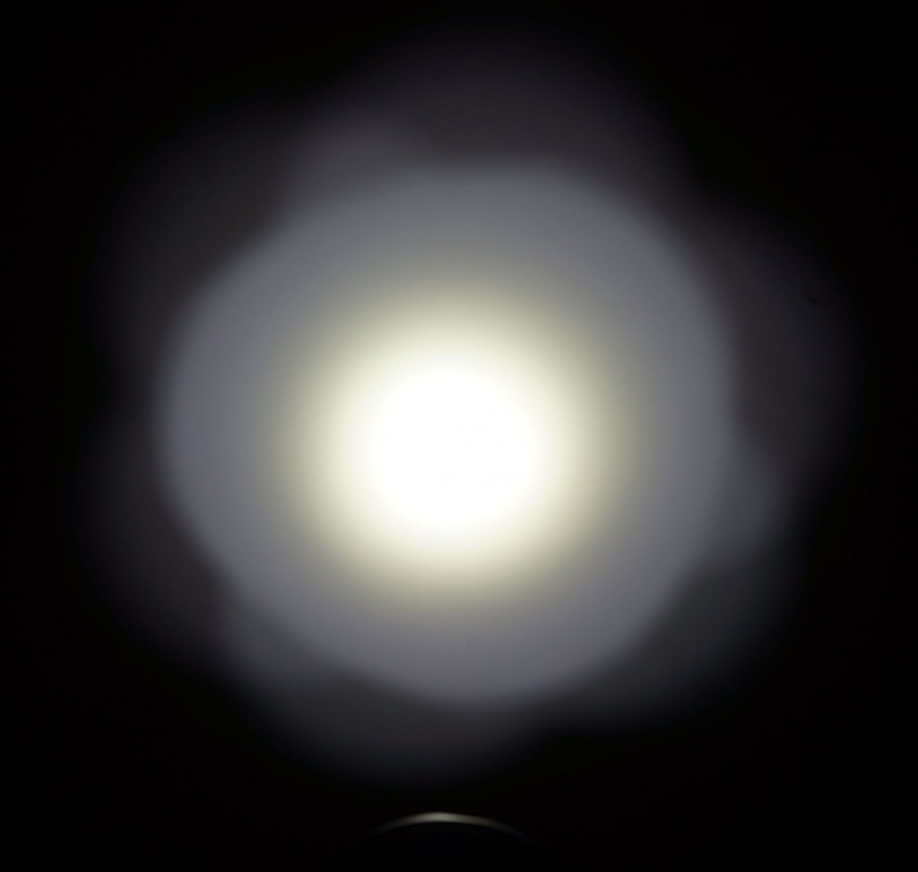 Центральное пятно и боковая засветка луча фонаря Xtar D35