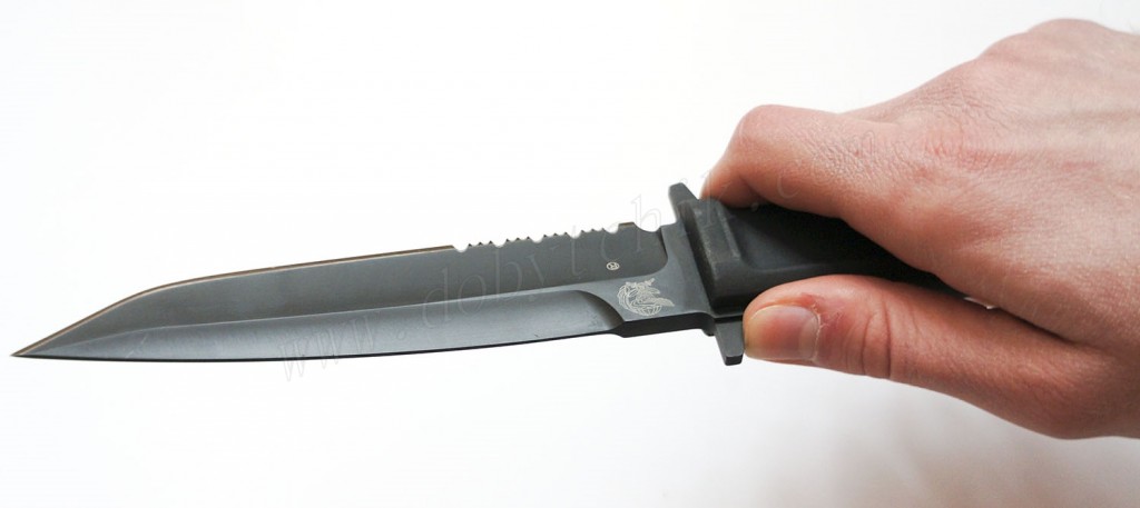 Нож Extrema Ratio Col Moschin удобно лежит в руке