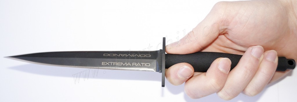 Нож британских коммандос Extrema Ratio E.R. Commando отлично сидит в руке